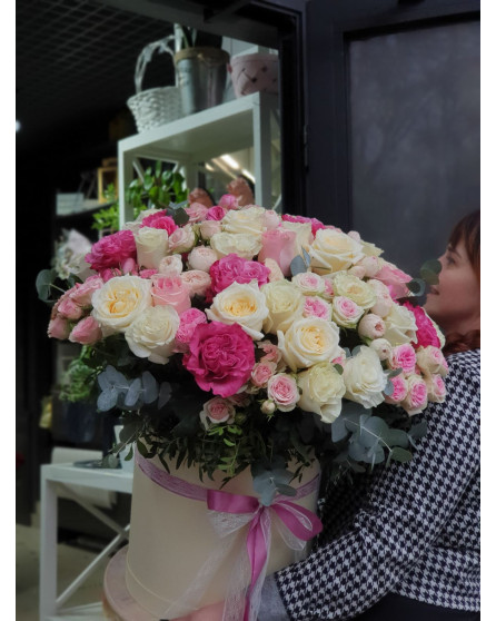 Коробка цветов фонтан роз