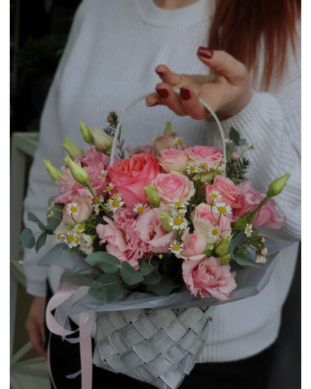 Композиция весенняя в корзине